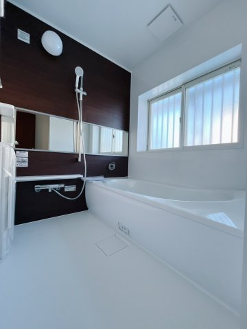 【中古戸建】伊勢崎市西久保町1丁目の浴室|■浴室｜デザイン性に優れた浴室♪1日の疲れを癒す、ゆったりとしたバスタイムをぜひお過ごしください(*＾＾*)大きな窓付きで嬉しい♪