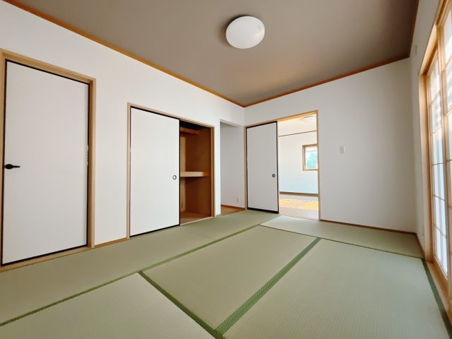 【中古戸建】伊勢崎市西久保町1丁目の和室|■1階和室｜和室でしか味わえない畳ならではの香りや素材で和のやすらぎを感じてください♪休日はお子様とお昼寝するのにも最適です！
