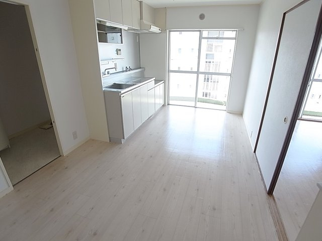 すずらん台コートの居間・リビング|白基調の明るいダイニング