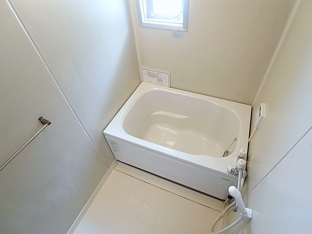 すずらん台コートの浴室|うれしい窓付き追い焚き機能バスルーム