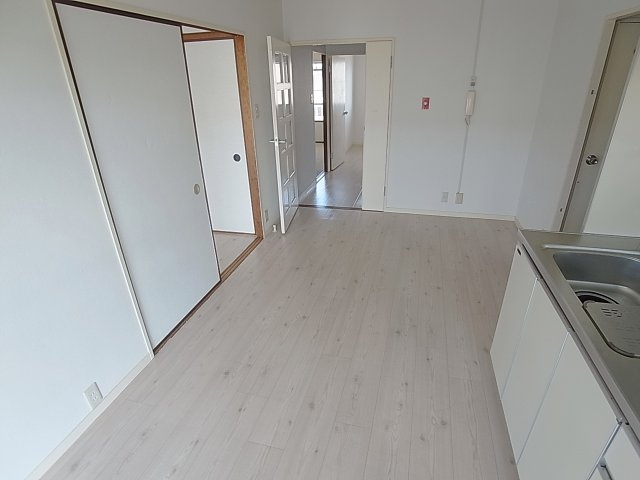 すずらん台コートの居間・リビング|開放感の有る広々したダイニングスペース