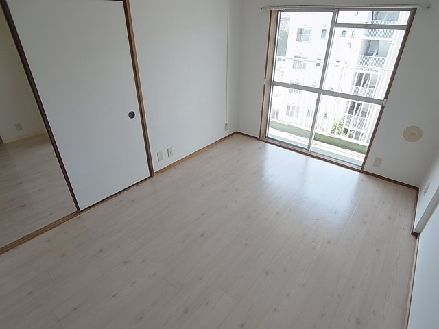 すずらん台コートの内装|洋室も綺麗なフローリング