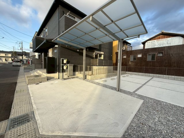 ソレイユビセレクト法蓮町Ｉの駐車場