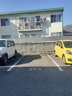 【駐車場】 | メゾンアルバソーレ | 駐車場に車を止められます