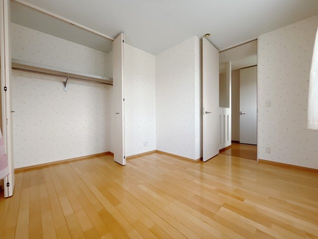 【中古戸建】伊勢崎市長沼町の洋室|■2階洋室｜お子様の一人部屋にピッタリな洋室。木のぬくもりを感じるフローリングは、天然木の味わいが時とともに深みを増していきます。また、傷にも強く、フリーワックスでお手入れもラクラクです♪
