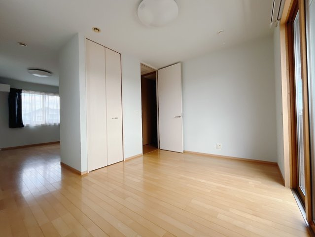 【中古戸建】伊勢崎市長沼町の洋室|■2階洋室｜ナチュラルカラーの床です。模様替えなどとても楽しく工夫できます♪陽当たり、風通しもとても良いので毎日快適な生活スタートです！子供部屋にも良いですね♪