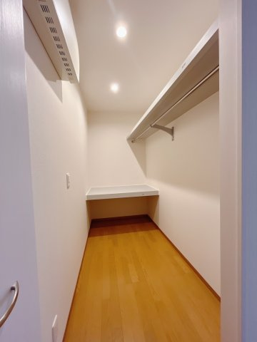 【中古戸建】伊勢崎市長沼町の収納|■WIC｜お気に入りのお洋服もシワを作らずきれいに管理ができる夢のウォークインクローゼット！今お使いの収納ケースもスッポリそのまま収まる広さです♪