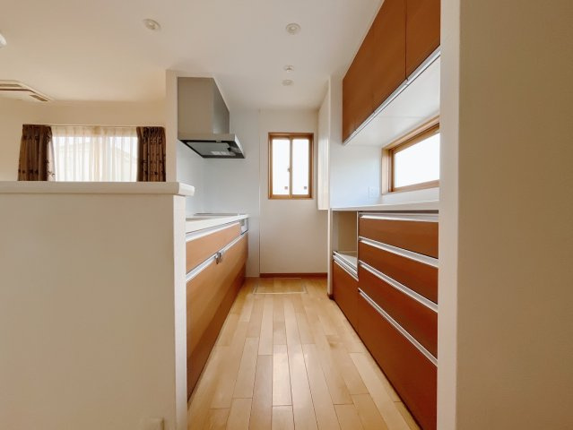 【中古戸建】伊勢崎市長沼町のキッチン|■キッチン｜ワークトップの幅が広く、お子様といっしょにお料理をつくったり、ちょっとしたパーティーも楽しめます。フラットなのでお掃除がしやすいのもポイントです。