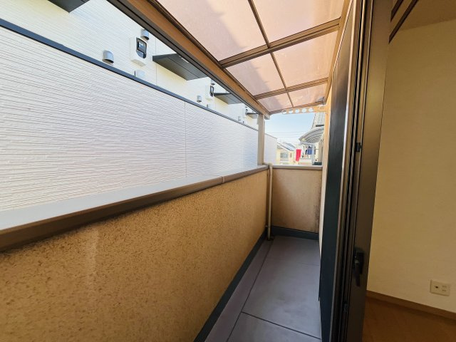 【バルコニー】 | 練馬区中村南３丁目　中古戸建て | 陽当たりと通風に恵まれ、洗濯物も快適に干せるバルコニー