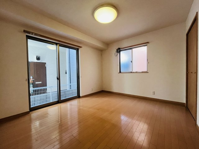 【洋室】 | 練馬区中村南３丁目　中古戸建て | 明るく落ち着いた空間で、寝室や書斎にも使いやすい洋室