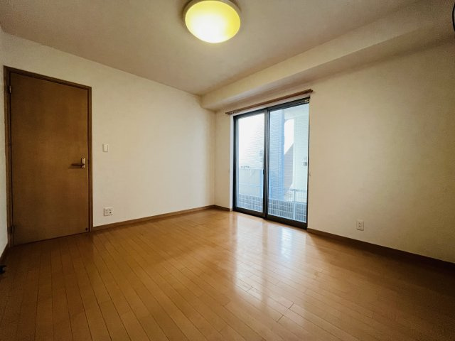 【洋室】 | 練馬区中村南３丁目　中古戸建て | プライベートな時間を心地よく過ごせる落ち着きある洋室