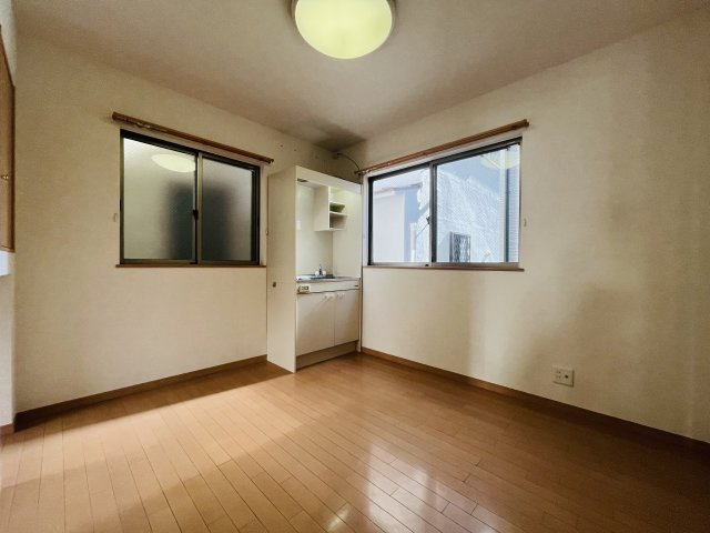 【洋室】 | 練馬区中村南３丁目　中古戸建て | ミニキッチン付きで、簡単な調理もできる便利な洋室