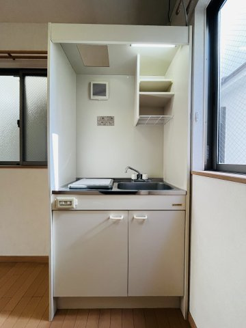 【キッチン】 | 練馬区中村南３丁目　中古戸建て | 軽食や簡単な調理に最適な、使い勝手の良いミニキッチン