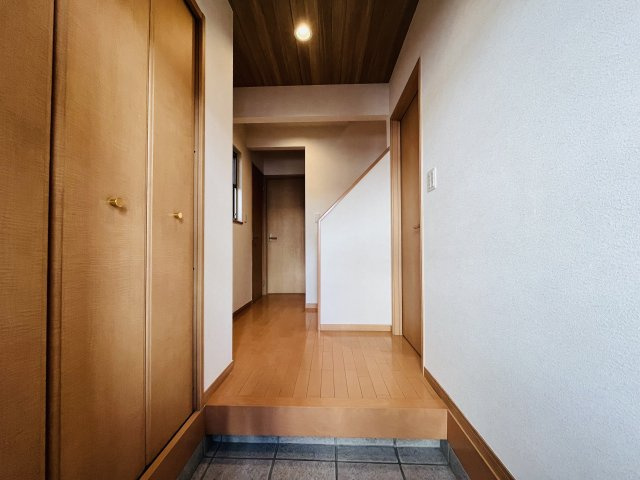 【玄関】 | 練馬区中村南３丁目　中古戸建て | 明るく落ち着いた雰囲気で、来客を心地よく迎える玄関
