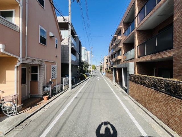 【前面道路含む現地写真】 | 練馬区中村南３丁目　中古戸建て | 車や歩行者の動きが確認しやすく、安全な前面道路