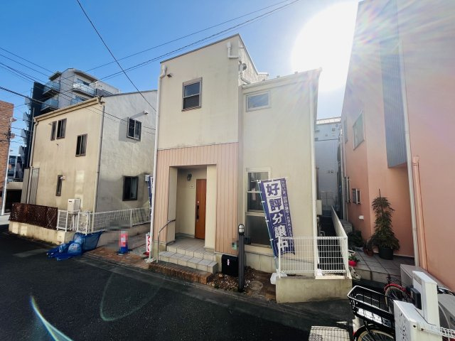 【外観】 | 練馬区中村南３丁目　中古戸建て | 周囲と調和しつつ、洗練された印象を与える外観の中古戸建て