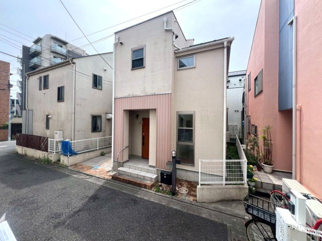 【外観】 | 練馬区中村南３丁目　中古戸建て | 周囲と調和しつつ、洗練された印象を与える外観の中古戸建て