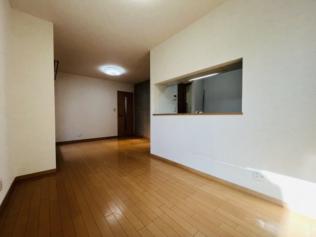 【居間・リビング】 | 練馬区中村南３丁目　中古戸建て | 明るさと開放感に包まれ、毎日くつろげる快適なLDK