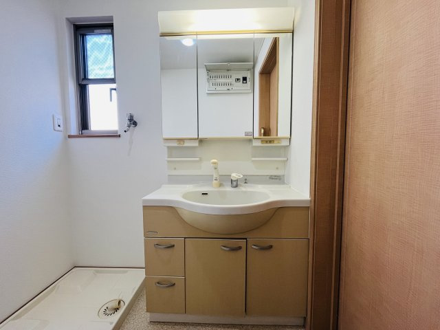 【独立洗面台】 | 練馬区中村南３丁目　中古戸建て | 収納力と使いやすさを備え、毎日の身支度が快適な洗面化粧台