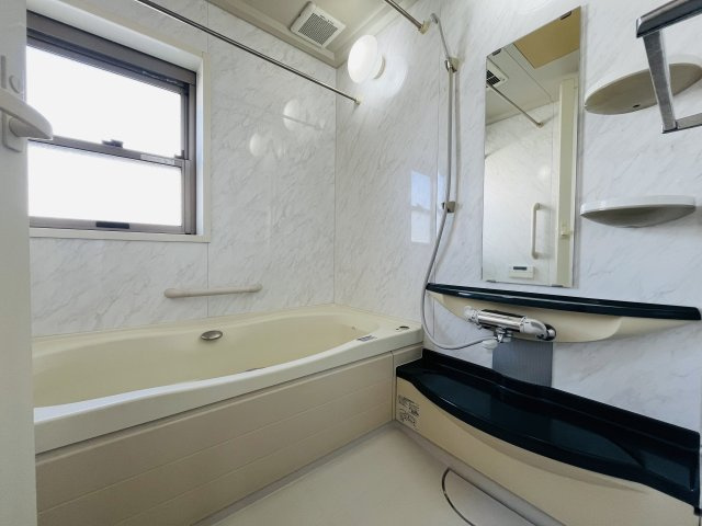 【浴室】 | 練馬区中村南３丁目　中古戸建て | 一日の疲れを癒す、明るく清潔感のある快適な浴室空間