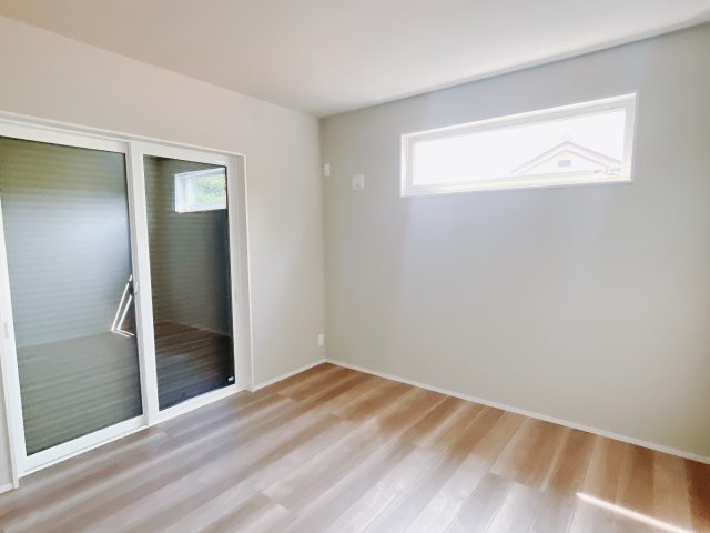 【新築戸建】伊勢崎市境下武士の洋室|ママ友が来ても子供達には子供部屋で遊んでいてもらうことができます。ママ達はリビングで楽しくおしゃべりに華を咲かせながら気兼ねなく盛り上がれます♪