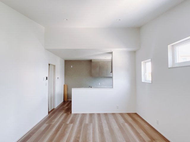 【新築戸建】伊勢崎市境下武士の居間・リビング|ポカポカ日向ぼっこをしながらお昼寝をするのもいいですね♪明るいリビングに気分も晴れやかに♪