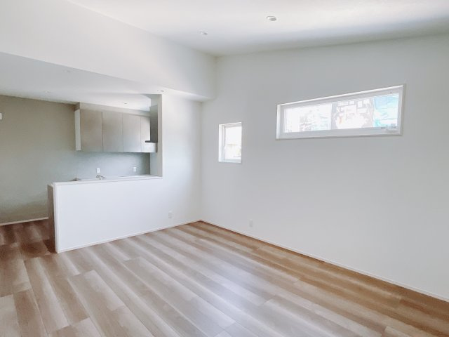 【新築戸建】伊勢崎市境下武士の居間・リビング|広々としたLDKでは今日あった出来事をご家族みんなでおしゃべりができます♪ご家族みんなが顔を合わせるリビングにはこだわり抜いたデザインを採用しております。