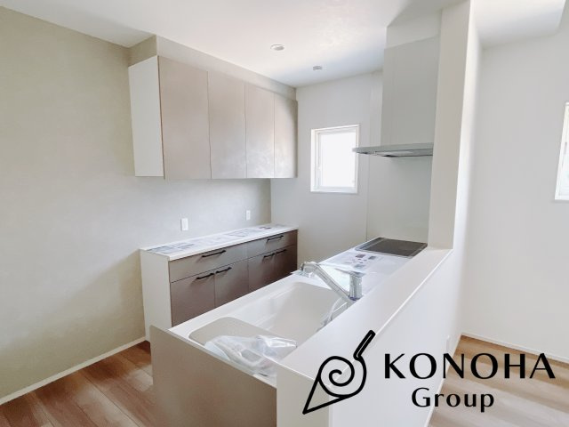 【新築戸建】伊勢崎市境下武士のキッチン|お料理をしながらお部屋を見渡せることができる対面キッチンを採用。コミュニケーションがとりやすく、家族の絆が深まります。今日の出来事をおしゃべりしながら楽しい時間をお過ごしください♪