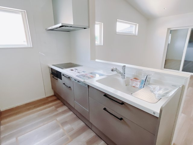 【新築戸建】伊勢崎市境下武士のキッチン|お料理ができたら「これ運んで～♪」と手渡しが出来ます。対面キッチンなのでリビングと一体感があり、広々とした空間の中で楽しく食事やお菓子作りが出来ますね♪