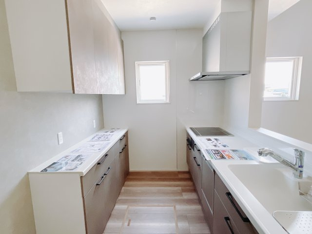 【新築戸建】伊勢崎市境下武士のキッチン|調理器具の出し入れが便利なスライド収納♪毎日家事を頑張る皆さまにおすすめしたいポイントです(*^^*)