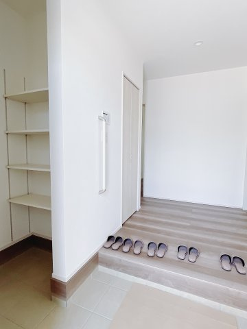 【新築戸建】伊勢崎市境下武士の玄関|毎日の「いってらっしゃい」や「お帰りなさい」を大切なご家族と過ごす玄関は〈使いやすさ〉を追求しております。玄関横の物入は急な来客時でもさっとお片付けできるスペースを確保しています。