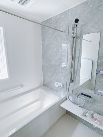 【新築戸建】伊勢崎市境下武士の浴室|清潔感あふれる浴室には、カビを防ぎ雨の日でも洗濯物を乾かせられる浴室暖房乾燥機を標準装備しております♪毎日のお手入れが楽になります。