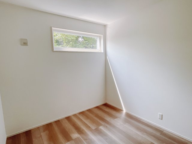 【新築戸建】伊勢崎市境下武士の洋室|「今日も一日お疲れ様」とご夫婦でゆったりくつろげる寝室。毎日の家事やお仕事に疲れた日はフカフカのベットで癒されてください。テレビや本棚をおいても快適な広さなのが自慢のお部屋です♪