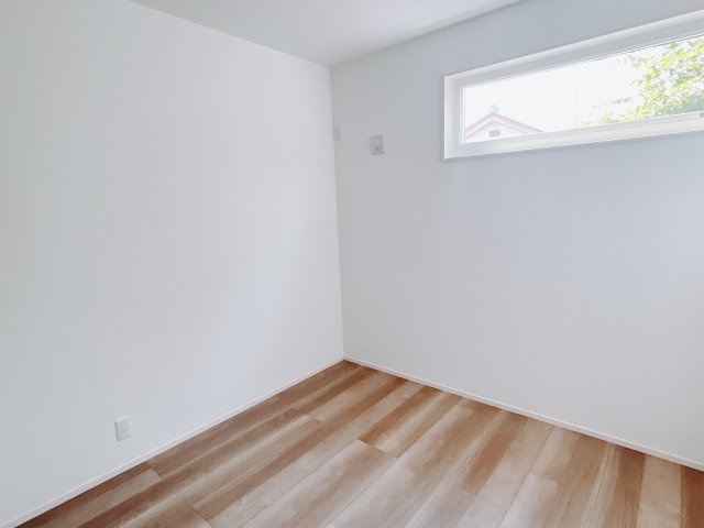 【新築戸建】伊勢崎市境下武士の洋室|ダブルベッドを置いても充分な広さを2Ｆのお部屋に設けております。お子様と家族みんなで寝るのも夢じゃありません♪窓からは光が差し込むので日中でも明るいお部屋です。