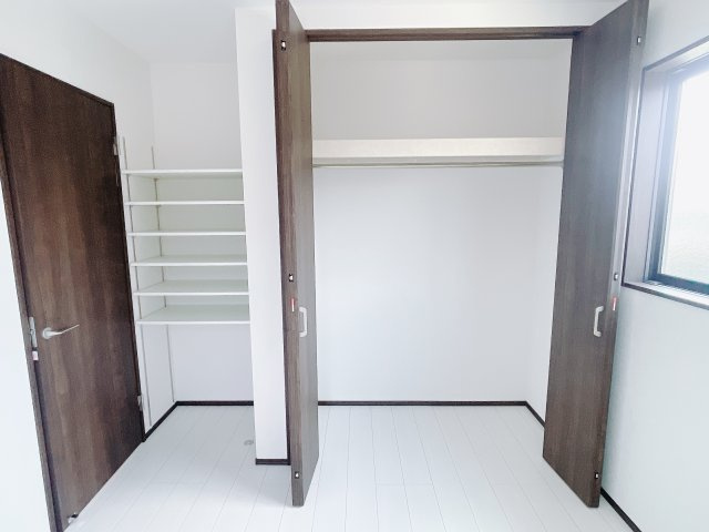 【中古戸建】伊勢崎市寿町の洋室|「今日も一日お疲れ様」とご夫婦でゆったりくつろげる寝室。毎日の家事やお仕事に疲れた日はフカフカのベットで癒されてください。テレビや本棚をおいても快適な広さなのが自慢のお部屋です♪