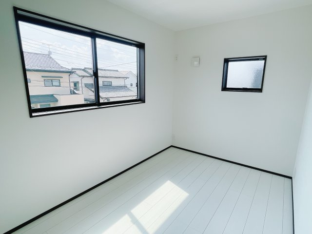 【中古戸建】伊勢崎市寿町の洋室|お子様にとって初めての「自分だけのお部屋」。どんなお部屋にするのか楽しみになりますね♪こちらのお部屋は洋室になっているので、もし汚してしまっても簡単にお掃除できるので助かります。
