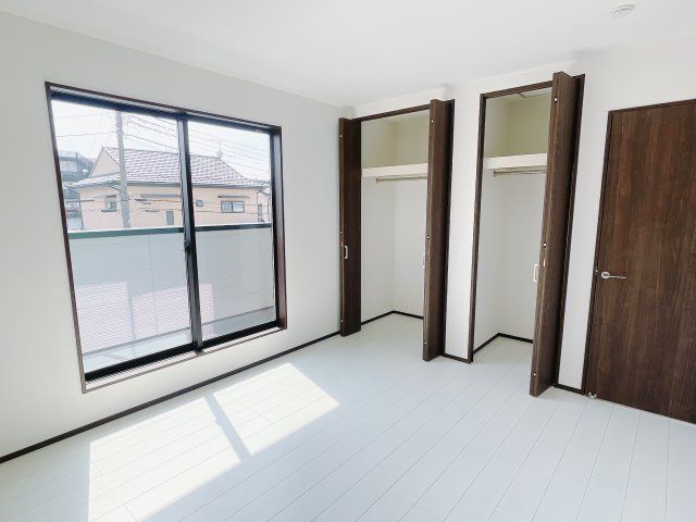 【中古戸建】伊勢崎市寿町の洋室|ママ友が来ても子供達には子供部屋で遊んでいてもらうことができます。ママ達はリビングで楽しくおしゃべりに華を咲かせながら気兼ねなく盛り上がれます♪