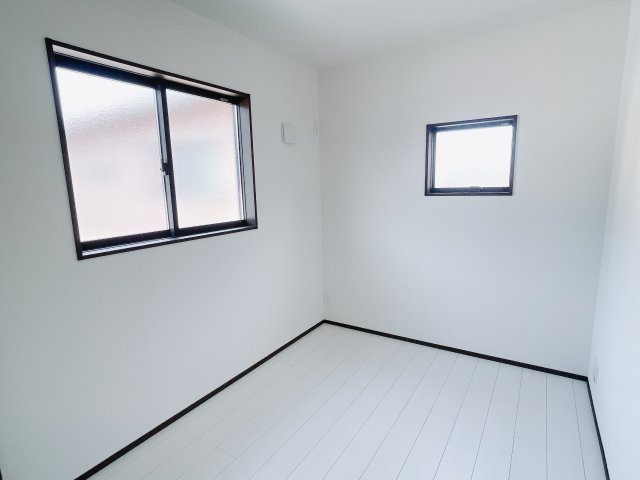 【中古戸建】伊勢崎市寿町の洋室|ダブルベッドを置いても充分な広さを2Ｆのお部屋に設けております。お子様と家族みんなで寝るのも夢じゃありません♪窓からは光が差し込むので日中でも明るいお部屋です。