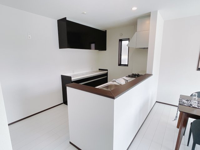 【中古戸建】伊勢崎市寿町のキッチン|お料理をしながらお部屋を見渡せることができる対面キッチンを採用。コミュニケーションがとりやすく、家族の絆が深まります。今日の出来事をおしゃべりしながら楽しい時間をお過ごしください♪