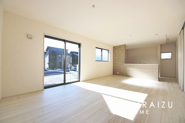 【居間・リビング】 | 食事を取るスペースもリラックスしてくつろげるスペースもお子さんが勉強するスペースも兼ね備えたリビングダイニング。