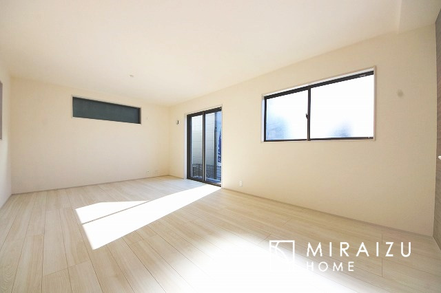 【居間・リビング】 | 窓が多いと温かな太陽の光と心地いい風が室内へと入ります。家族が集まるリビングは明るく過ごしやすいつくりです。窓が多いお家は住みやすい証です。