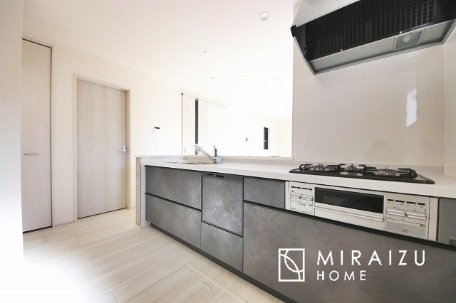 【キッチン】 | 収納に様々な工夫がされていて出しやすく片付けやすい、散らかりにくいキッチンになっています！人工大理石の天板や深型シンクなど、デザイン性と機能性を兼ね備えているので見せたいキッチンになっています。