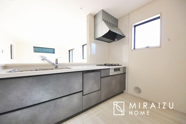 【キッチン】 | 広々としたキッチンは大きな深型シンク、3口コンロ、換気扇、大きなお鍋から小物まで取り出しやすさを考えられた引き出し収納の付いたシステムキッチンです。