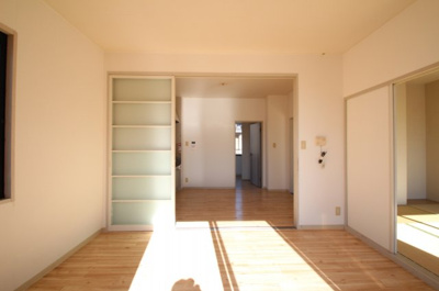 【居間・リビング】 | メゾンド秋桜A | こちらの居間で趣味の時間をお楽しみください