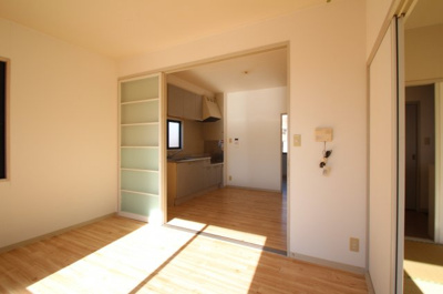 【居間・リビング】 | メゾンド秋桜A | ゆったりとした居間です