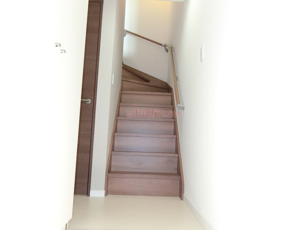 works KRMの玄関|玄関入っての階段で雨の日の安心