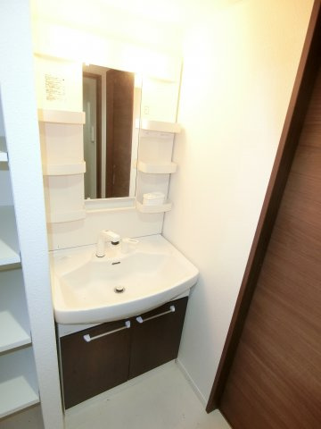 works KRMの洗面所|うれしいシャンプードレッサー付きです