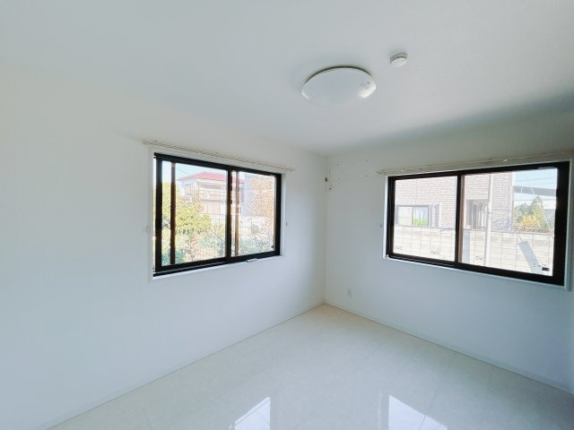 【中古戸建】邑楽郡邑楽町大字中野の洋室|■1階洋室｜1階洋室には大きな窓をご用意しています。日中はあたたかな日差し差し込み自分時間も充実できますね＾＾