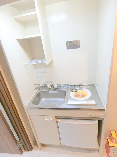 テイク大森本町のキッチン|ミニ冷蔵庫付きIHコンロキッチン