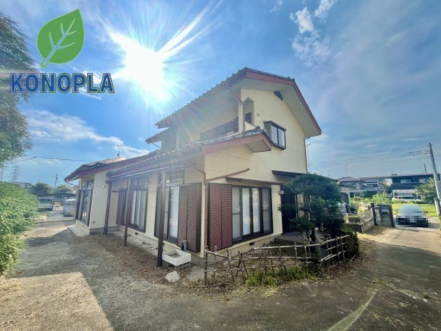 【中古戸建】太田市鳥山上町の外観|■外観｜現地は、日常に便利なスーパーやコンビニなどの商業施設が身近に揃う便利な立地です。引越し直後は何かとお世話になりそうな商業施設も、車でちょっと行ったところにある嬉しい周辺環境です。